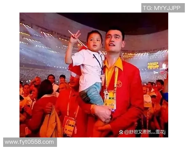 姚明赤脚走在草地上展现自然之美与运动员的独特魅力